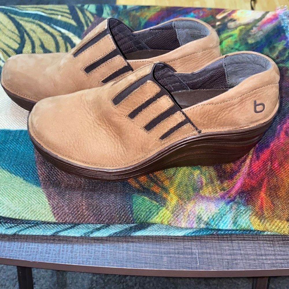 Bionica Shoes Womens Size 8M Tan Sued Leather Slip On Wedge Clogs Comfort